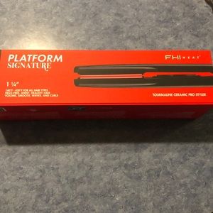 FHI Platform signature 1 1/4 ceramic straightener